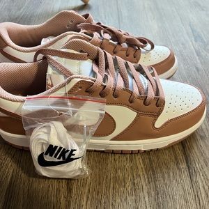 Brand new look a like Dunk low Nike dust rose these are MENS